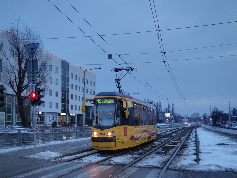 2164
Pada(ł) śnieg, pada(ł) śnieg, dzwonią dzwonki... tramwajów :)

Dziś wolska zajezdnia w ramach prezentu pod choinkę zaserwowała solówkę na "dziesiątce".

Wesołych Świąt zatem! :) 
Słowa kluczowe: 123N 2164 10 PowstańcówŚląskich