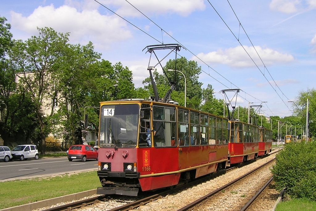 1166+1167+1195
Potrzeby przewozowe służewieckiego Mordoru okazały się na tyle duże, że uruchomiono dodatkowe kursy linii 14. Ze Służewca zamiast przy Królikarni skręcić w lewo i pojechać na Ochotę, skręcały w prawo i kończyły trasę dwa przystanki dalej, przy Wilanowskiej. W ten sposób powstał protoplasta obecnej linii 31.
Słowa kluczowe: 105Na 1166+1167+1195 14 Woronicza 3x105Na