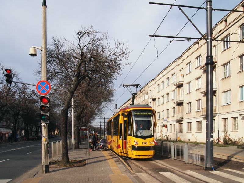 2165
Czternastka wróciła na fragment swojej trasy przedwojennej (i wojennej), czyli na ul. Mickiewicza i Marymont. 
Szczerze mówiąc, to był główny cel mojej foto-wyprawy.
A tak swoją drogą przy tej okazji dowiedziałem się, że z powrotem zaczęły kursować "cegielskie" solówki.
Słowa kluczowe: 123N 2165 14 Mickiewicza