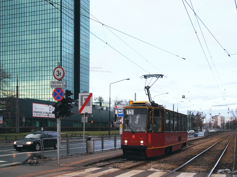 1113
Moment później pokazała się na Nowowiejskiej solówkowa "piętnastka". Nie udało się złapać odpowiednio satysfakcjonującego ujęcia, więc podjechałem z powrotem w rejon Muranowa (zaliczając jeszcze jedną 33-kę w al. Jana Pawła II przy Stawkach). Lokalizacja przy Intraco okazała się dużo bardziej szczęśliwa.
Słowa kluczowe: 105Na 1113 15 Andersa