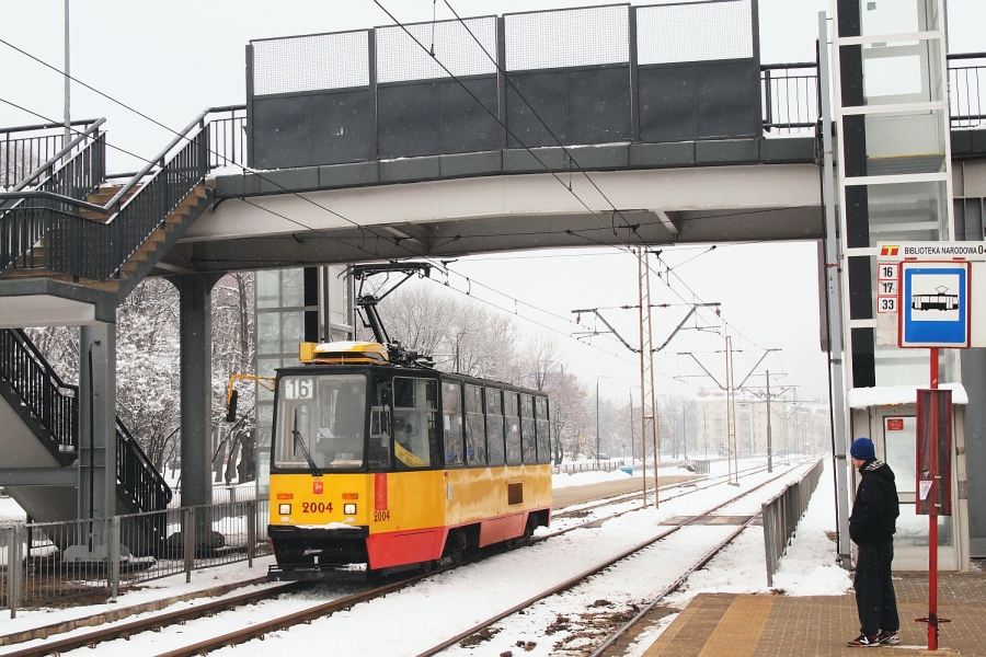 2004
Dość osobliwie wygląda taka solówka w porannym szczycie - w dzień świąteczny pasuje jak ulał, ale w powszedni?
Słowa kluczowe: 105Na 2004 16 AlejaNiepodległości