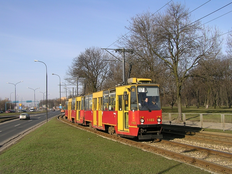 1462-1461
Zagadka tramwajowa dla Szanownych OmniBuserów. Dlaczego ta linia znajduje się w tym miejscu (dodam, że jedynym wówczas funkcjonującym objazdem dla tej linii było skrócenie do pętli TWARDOWSKA)?
Słowa kluczowe: 105Nm 1462 1461 17 Wolska