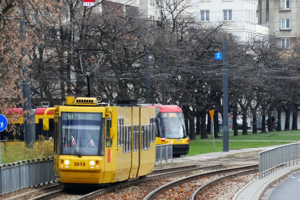 3018
Ta konkretna osiemnastka kursowała na trasie: Żerań FSO - Marymont-Potok. Przynajmniej przez krótki czas ;)
Słowa kluczowe: 116Na 3018 18 Andersa