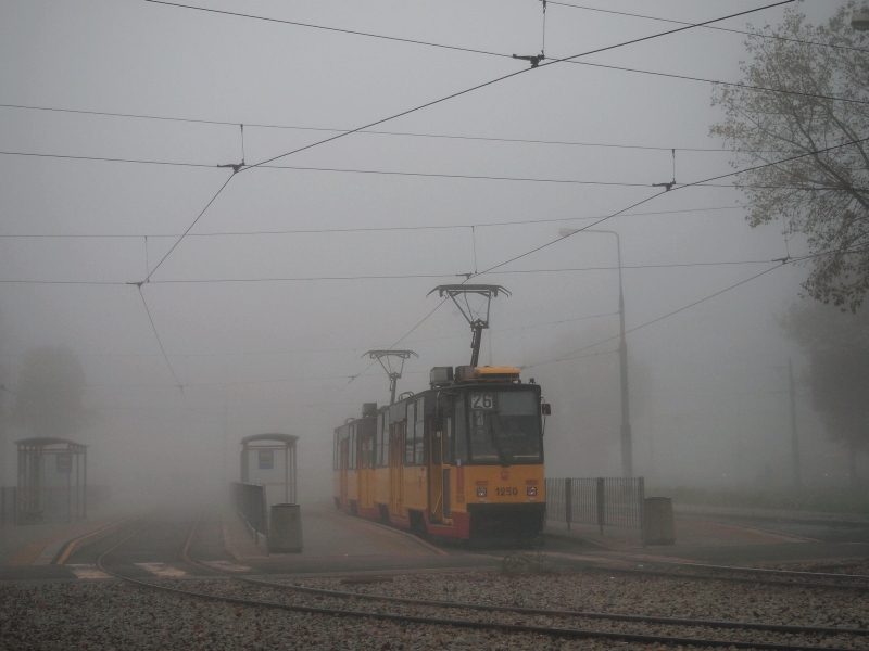 1250+1249
Pętla OS. GÓRCZEWSKA od strony tramwajowej - równie (a może nawet bardziej) zamglonej jak część autobusowa.
Przy okazji myślę, że dla wielu OmniBuserów była ta dobra okazja, by przetestować swoje aparaty w bardziej nietypowych warunkach. Dla mnie - z pewnością ;) .
Słowa kluczowe: 105Na 1250 1249 26 OsiedleGórczewska