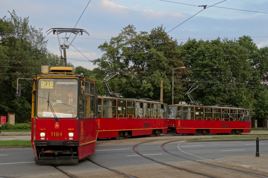 1184+1185+1194
19 sierpnia 2016 r. był ostatnim dniem eksploatacji potrójniaków. Na zdjęciu ostatni skład zjeżdżający do zajezdni i udekorowany okolicznościową tablicą.

Słowa kluczowe: 105Na 1184+1185+1194 36 Andersa 3x105Na