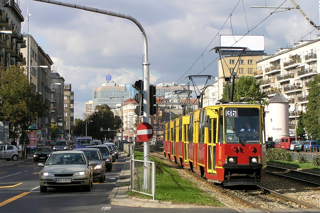 1208+1209+1211
1 września potrójniaki skierowano do obsługi linii docelowej, czyli 36. Trasa najprostsza w Warszawie - z Marymontu (Potoku, nie metra), Mickiewicza, Andersa, Marszałkowską i Puławską na Wyścigi.
Słowa kluczowe: 105Na 1208+1209+1211 36 Puławska 3x105Na