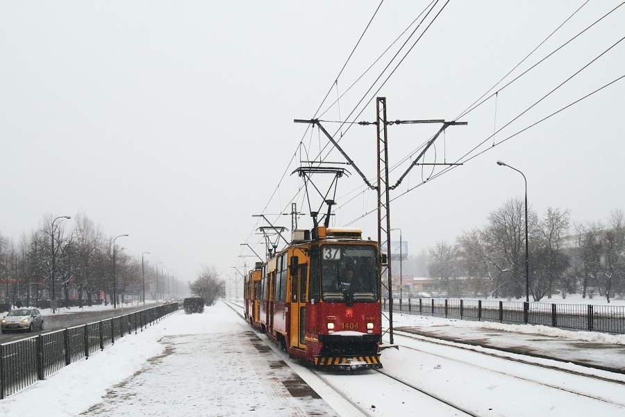 1404+1403
Wstyd, Drodzy Panowie, na kikutową "dwójkę" to się rzuciliście fotografować, a na jednokierunkowy ewenement o niespotykanym dotąd numerze nie rzucił się (chyba?) z aparatem nikt... :P
Słowa kluczowe: 105Ne 1404+1403 37 AlejaNiepodległości