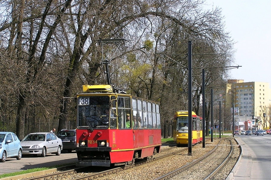 1234
Kilka tygodni temu zmieniono oznaczenie skróconych kursów linii 8 na 38 (tylko w kierunku Woli, w drugim pozostało oznaczenie 8 - analogicznie jak w przypadku 17 i 37). 
Czyżby nowy trend w oznaczaniu kursów wariantowych zaczął być coraz bardziej popularny?
Słowa kluczowe: 105Na 1234 38 Wolska