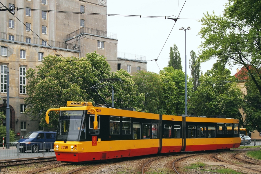 3028
Dziś przyłapałem się na tym, że pod względem atrakcyjności fotograficznej u-booty stały się dla mnie tramwajowym odpowiednikiem odkurzaczy. Stąd zdecydowałem się na kwadrans oczekiwania, by może niekoniecznie "sto-piątkę" i niekoniecznie Swinga, a u-boota właśnie złapać na tej linii.
Słowa kluczowe: 116Na 3028 74 placNarutowicza