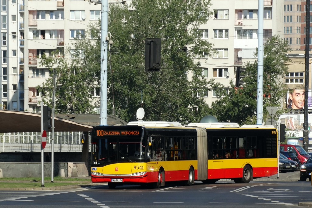 8541
Dzień już mija, a tu nikt nic w temacie nie wrzucił, aż dziwne... ;)

Dni Transportu Publicznego Anno Domini 2015.

Niby specjalna, a z numerem zwykłym, niby numer zwykły a przyspieszona (pospieszna wręcz ;). Znaczy bezpłatna dowozówka z centrum do zajezdni Woronicza.
Słowa kluczowe: SU18 8541 100 Chałubińskiego