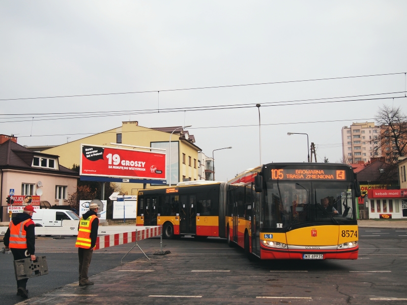 8574
W związku z frezowaniem zachodniej jezdni ul. Powstańców Śląskich oba kierunki odbywały się jezdnią wschodnią (tydzień temu było dokładnie odwrotnie). Skręt z Powstańców w Człuchowską nie należał chyba do szczególnie przyjemnych...

PS. Sekundę później byłaby jedynie morda z kawałkiem lewego boku, więc wybaczcie ten fragment barierki... ;)
Słowa kluczowe: SU18 8574 105 Człuchowska PowstańcówŚląskich