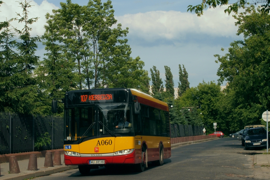 A060
Jak widzę linia 107 ulega stopniowej degradacji pod względem długości taboru. Niegdyś krótkie Ikarusy i sporadycznie dziurawe nierzadko jak sito Jelcze M11, potem epoka mobilisowych U10, a teraz taki oto kurdupel w dni świąteczne.
Kiedy Solina? :P
Słowa kluczowe: SU8,6 A060 107 Kierbedzia