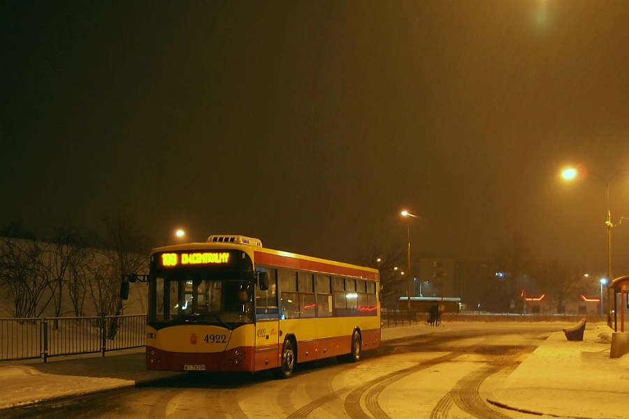 4922
Nakaz na przegubowce w dni powszednie na "wysokiej" brygadzie 201/109+N11 zniknął, więc zamiast MANów można wieczorem natknąć się na poczciwego Jelcza (ponieważ nakaz na niską podłogę pozostał, więc na Ikarusa raczej szans nie ma).

Tego samego dnia przemknął mi A028 na 714 (dziwadło? zwykle widuję A1xx), ale jakoś nie udało mi się już go uchwycić.
Słowa kluczowe: M121I 4922 109 OsiedleGórczewska