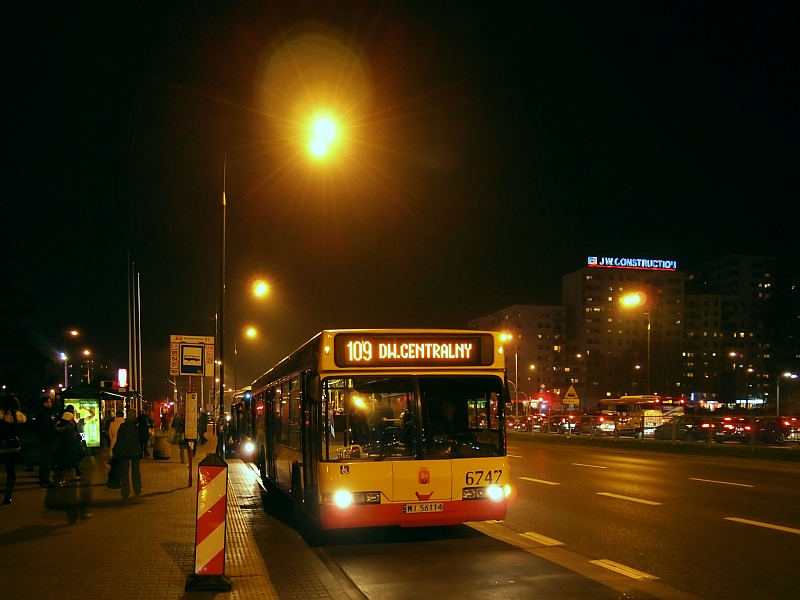 6747
Nawiązując do dzisiejszego zdjęcia kolegi Domasq12, gdy Neoplan już się wyspał - podążył na jedną ze swoich sztandarowych linii, czyli 109.
Słowa kluczowe: N4020 6747 109 Górczewska