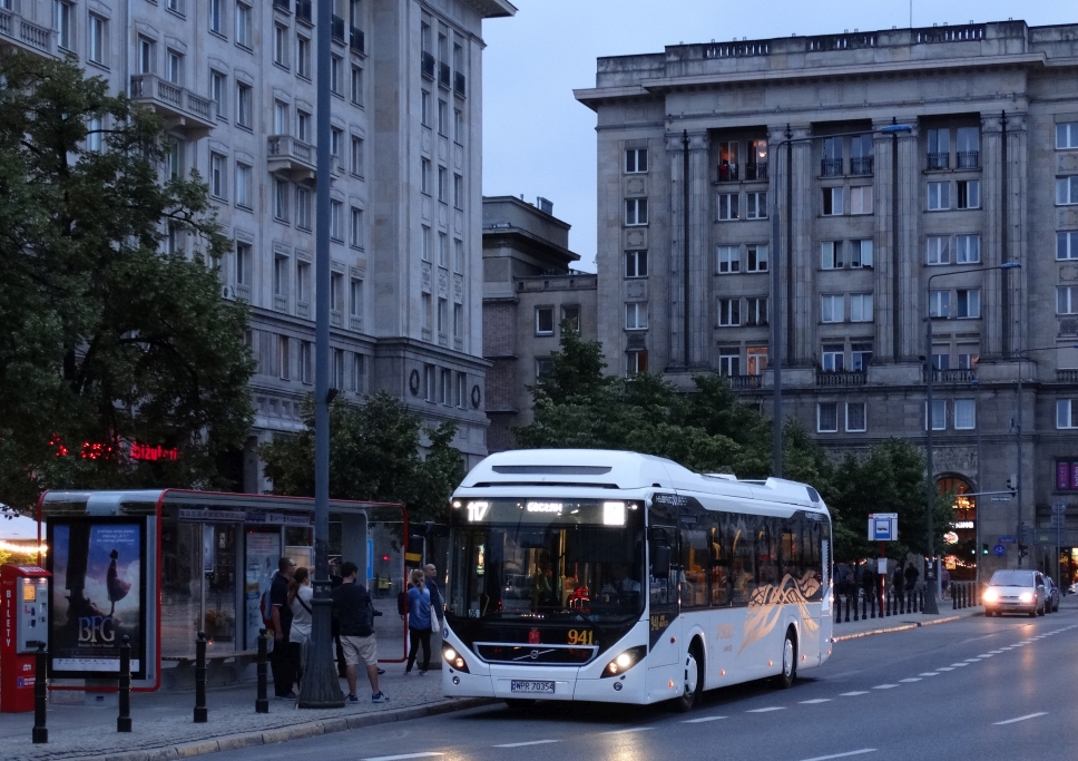 941
Hm. najwyraźniej źle szukam, ale jakoś nie potrafię odnaleźć innych zdjęć tego wozu w Galerii...
A sama linia 117 trochę jakby na starej trasie tylko kierunek na wyświetlaczu nie ten ;)
Słowa kluczowe: Volvo7900 941 117 placKonstytucji