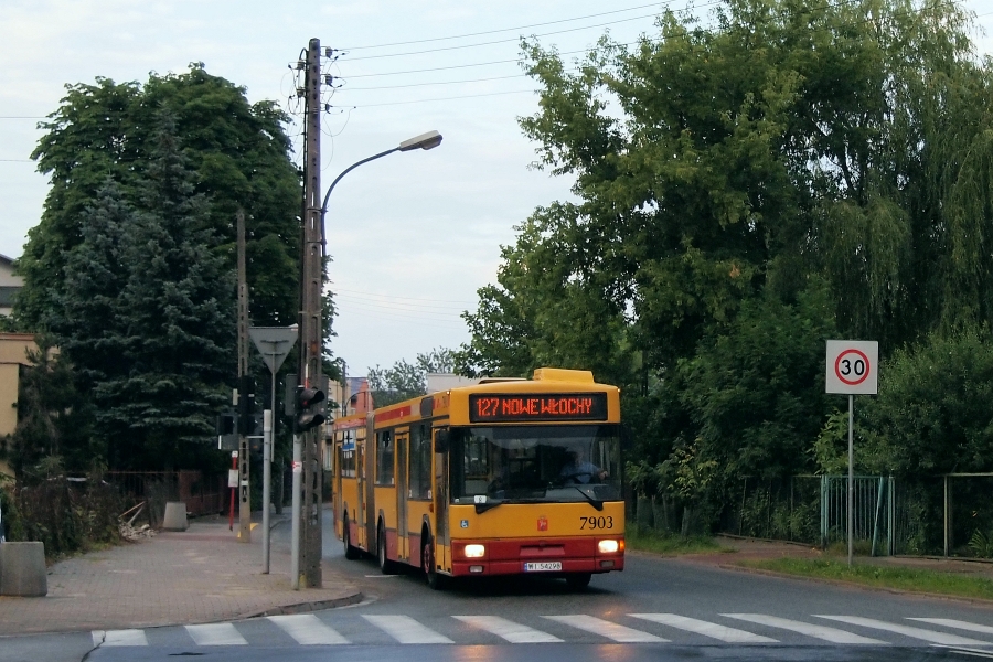 7903
Ździebko już byłem przemoknięty i najzwyczajniej w świecie zniecierpliwiony oczekując na to nieszczęsne odkurzaczowe 127. Przypomniałem sobie jednak przepychankę słowną na Wawkomie, dzięki której wiadomo było, że po brygadzie nr 4 powinna jechać brygada nr 8. 
Zaczekałem więc, no i faktycznie była.
Słowa kluczowe: M181M 7903 127 Wałowicka