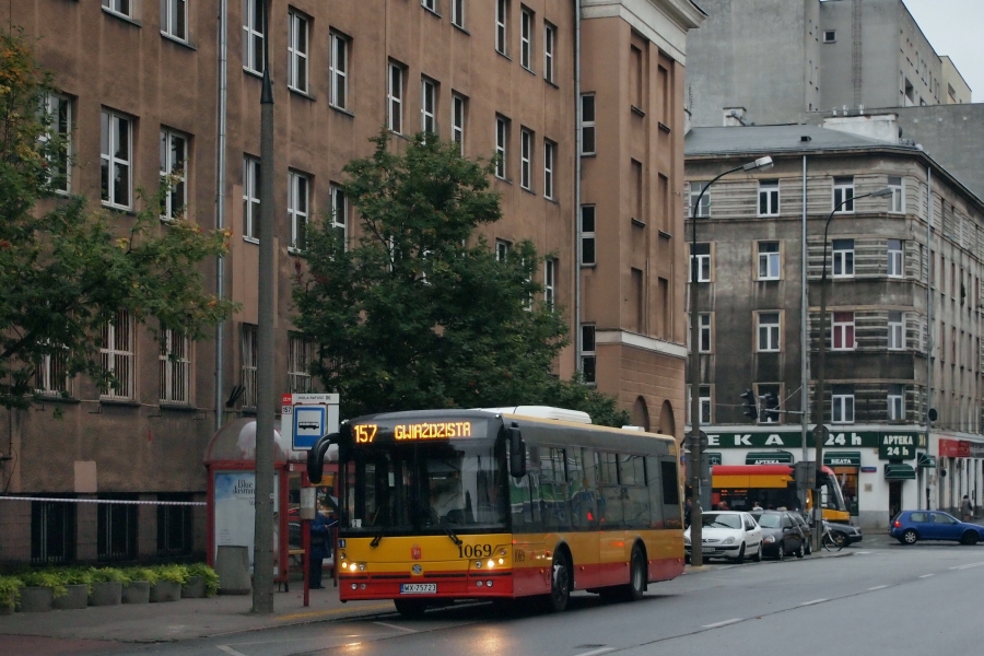 1069
Nowego krótkiego Solbusa też można było na tej linii trafić (ciekawe tylko, co na to pasażerowie).
Słowa kluczowe: SM10 SolCity10 1031 157 Żelazna