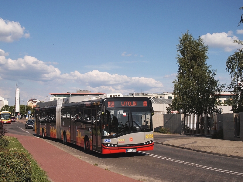 8398
Zupełnie niespodziewanie mi się ten hybrydowy przypadek trafił przy CH Reduta podczas polowania na "Uśmiechniętą Mordkę" vel CitySmile'a (który się tam gdzieś plącze w tle zresztą).
Słowa kluczowe: SU18H 8398 158 Opaczewska