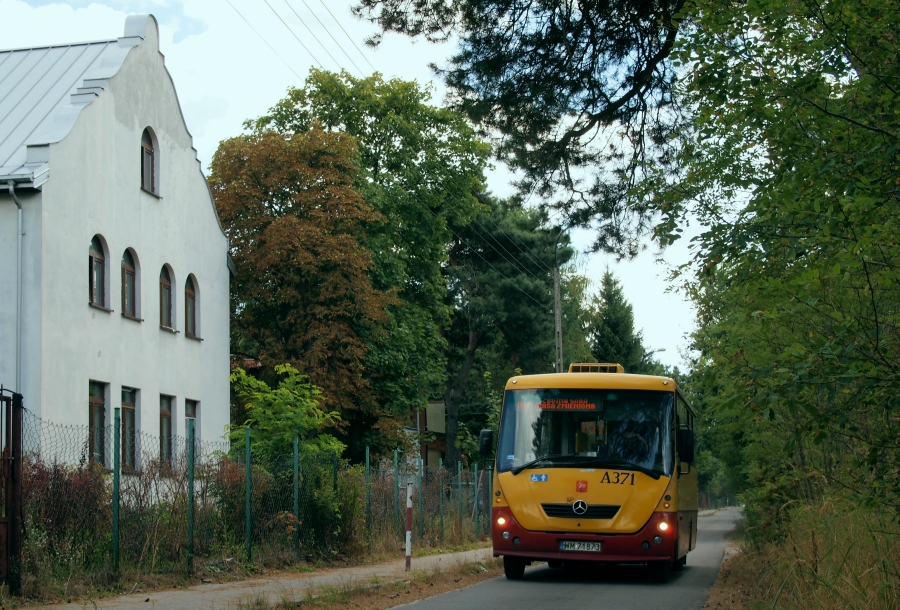 A371
Dla mnie także pod względem słonecznym polowanie na 161 na wąskich uliczkach Falenicy okazało się bezowocne. Na Kosodrzewiny czekałem na następny kurs. Niestety, autobus spóźnił się minut przeszło dziesięć i podjechał dokładnie wtedy, gdy moment wcześniej Słońce przesłonięte zostało przez wielkie szare chmursko...
Słowa kluczowe: H7-20 Solina A371 161 Początkowa