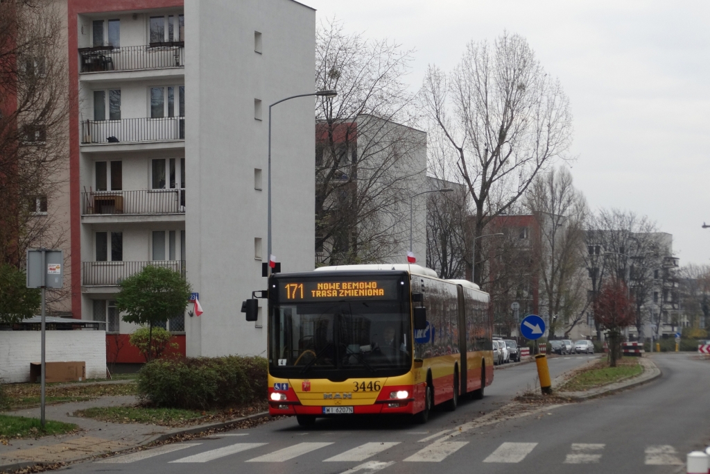 3446
Ulica Rydygiera obsługiwana jest przez jedną, niezbyt często kursującą lokalną linią autobusową. Tego dnia stan ten nieco się zmienił zarówno pod względem taboru, częstotliwości jak i zasięgu ;)
Słowa kluczowe: Lion'sCityG 3446 171 Rydygiera