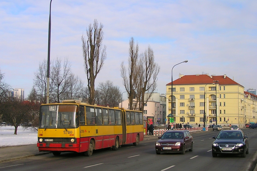 5780
Zaiste dużo się zmieniło przez te dwa lata. Zresztą przez wiele lat długi Ikarus na 174 był "oczywistą oczywistością".
Słowa kluczowe: IK280 5780 174 alejaNiepodległości