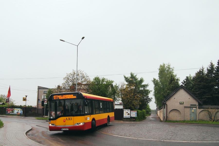 A313
Stosunkowo niedawno powstałe rondo w Michałowicach na zbiegu ulic Ryżowej i Środkowej udowodniło obecnie swoją przydatność w kontekście komunikacji miejskiej. Do odwołania zawraca tam linia 177, którą na odcinku Okęcie - Badylarska zastępuje linia Z-6 (swoją drogą czemu np. nie Z77? Byłby nowy numer w kolekcji ;) ).
Słowa kluczowe: SU10 A313 177 Michałowice Środkowa