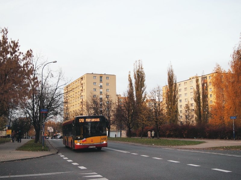 A128
Na koniec wyprawy pozostawiłem sobie Smoczą i linię 178, która zapałała najwyraźniej gorącym trasowym uczuciem do linii 157. Nie miałem zbyt wielkiej nadziei na pomyślne złapanie, ponieważ odblokowano w międzyczasie ciąg al. Jana Pawła II (było już po godz. 15.00), ale się udało. I to nawet dwie sztuki.
Słowa kluczowe: SU12 A128 178 Smocza