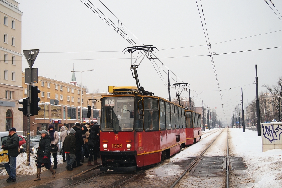 1358+1357
Tegoroczna zima oprócz "dwójki" do Starych Świdrów przyniosła nam też linię 17A (czy jak ją tam zwą)...
Słowa kluczowe: 105Na 1358+1357 17 AlejaJanaPawłaII