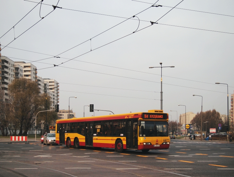 6877
Kleszczoplan skręca w zakorkowaną objazdową jezdnię wschodnią ul. Powstańców Śląskich. 
Swoją drogą stojąc w tym rejonie kilkanaście minut zaobserwowałem całkiem niemało przypadków wjazdu na zamkniętą jezdnię pomimo tu i ówdzie postawionych znaków zakazu. Przeważnie przy Czumy powracali na prawidłową trasę (albo skręcali w osiedle), znalazło się jednak paru agentów, którzy pojechali dalej co koń mechaniczny wyskoczy. Ciekawe, ile miłych słów usłyszeli po spotkaniu z pracownikami firmy kładącej asfalt...
Słowa kluczowe: N4020 6877 184 PowstańcówŚląskich