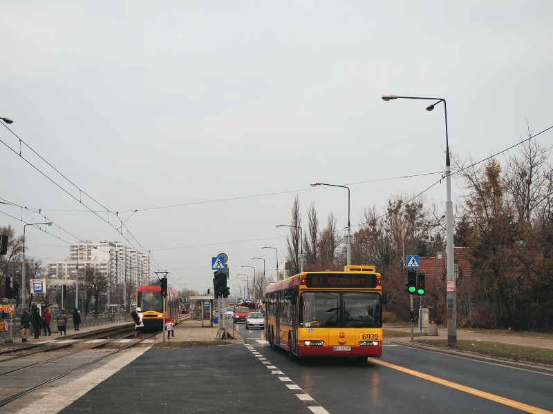 6932
Jakby mi ktoś dziesięć lat temu powiedział, że będę dziś starał się fotografować najbardziej przez siebie nielubiany typ autobusu to bym mu w oczy się zaśmiał. 
Ironia losu, motyla noga...
Słowa kluczowe: N4020 6932 184 PowstańcówŚląskich