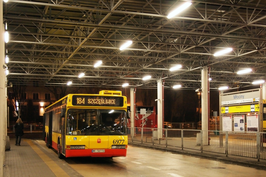 6977
Z cyklu "Oklepane miejscówki złapane po popołudniowym dyżurze": Metro Młociny.
I Neoplan tamże. 
Słowa kluczowe: N4020 6977 184 MetroMłociny