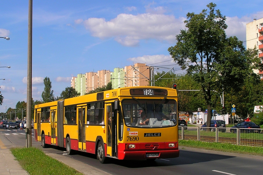 7690
Sprowokowany przez Bartoniego pogrzebałem na dysku i jako swoje trzechsetne zdjęcie na galerii współczesnej Omni-Busa proponuję o, tego pana.
Słowa kluczowe: M181M 7690 184 PowstańcówŚląskich