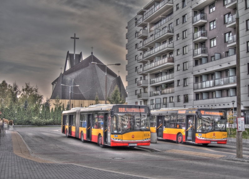 8336
Tym zdjęciem chciałbym otworzyć dyskusję nad HDRami. 
To moje pierwsze podejście do tego tematu. Jako, że technika ta sama w sobie wydaje się intrygująca (choć zdjęcie według mnie traci wartość czysto dokumentacyjną) i chciałbym się nauczyć korzystać z niej w sposób sensowny - pytanie do Was: na co zwrócić uwagę. A może cała technologia jest do bani i w ogóle nie warto się nią zajmować szerzej?

Powyższe zdjęcie złożone zostało z siedmiu ujęć o różnym stopniu naświetlenia. 
Słowa kluczowe: SU18 8336 188 Witolin