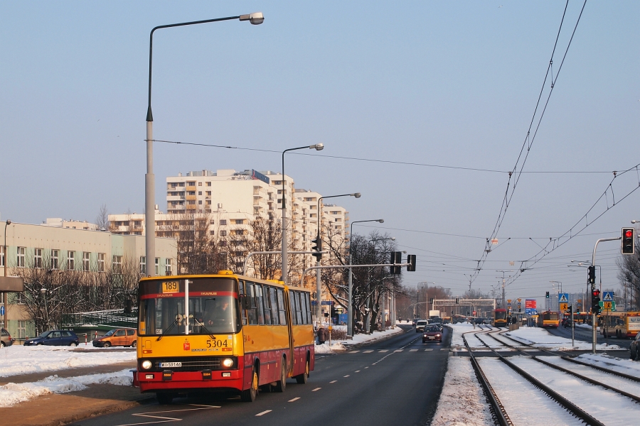 5304
Po bardzo krótkim epizodzie Solbusowym na porannych wtyczkach na linii 189, od dłuższego czasu widuję tam głównie Ikarusy (tego dnia 2x280+2x260) i ewentualnie pojedyncze Solarisy.
Słowa kluczowe: IK280 5304 189 PowstańcówŚląskich