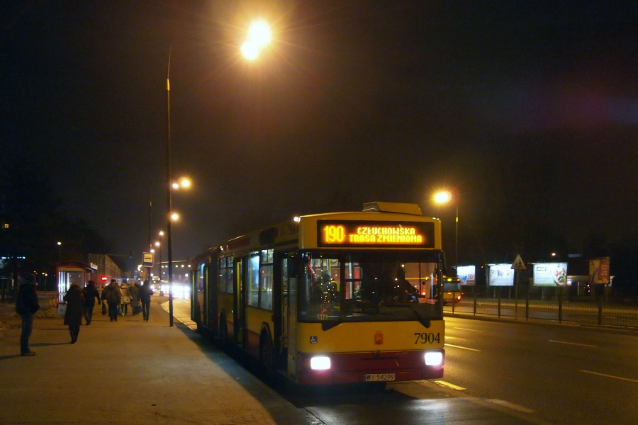 7904
A ten pan zaszczycił nas dziś na linii 190.
(Pisząc "pan" mam na myśli autobus nie kierowcę, żeby nie było, że fotografujemy kierowców, bo to się już jakaś miejska legenda zrobiła :D)

PS. Jeszcze jedna premiera wozu na O-B, ha! :) 
Słowa kluczowe: M181M 7904 190 Górczewska