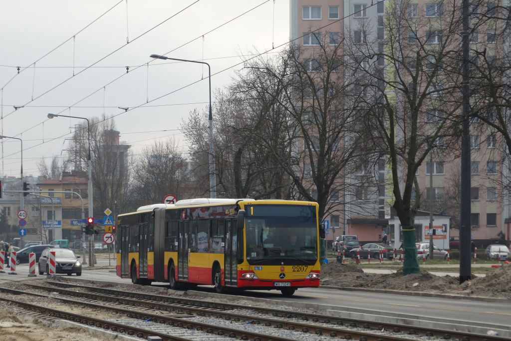 2207
No i niestety stało się, jak się stało. Biorąc pod uwagę różne polityczne burze przetaczające się na Bemowie można się było w końcu tego spodziewać. 
Po odłączeniu się z dniem dzisiejszym Bemowa od Warszawy i przekształceniu w samodzielne miasto zmiany dotknęły także komunikację miejską. Linie tramwajowe pozostały bez zmian (na podstawie umowy Urzędu Miejskiego Bemowo z ZTM). Zlikwidowana bądź wycofana została większość linii autobusowych obsługujących dotychczas byłą dzielnicę Warszawy. W zamian uruchomiono dziesięć nowych linii autobusowych, których trasy w dużej mierze podobne są do dotychczasowych połączeń.
Na zdjęciu linia 1 na trasie: METRO MŁOCINY - Kasprowicza - al. Reymonta - Powstańców Śl. - Wrocławska - Powstańców Śl. - Człuchowska - Lazurowa - Połczyńska - KAROLIN.
Słowa kluczowe: ConectoG 2207 Bemowo1 PowstańcówŚląskich