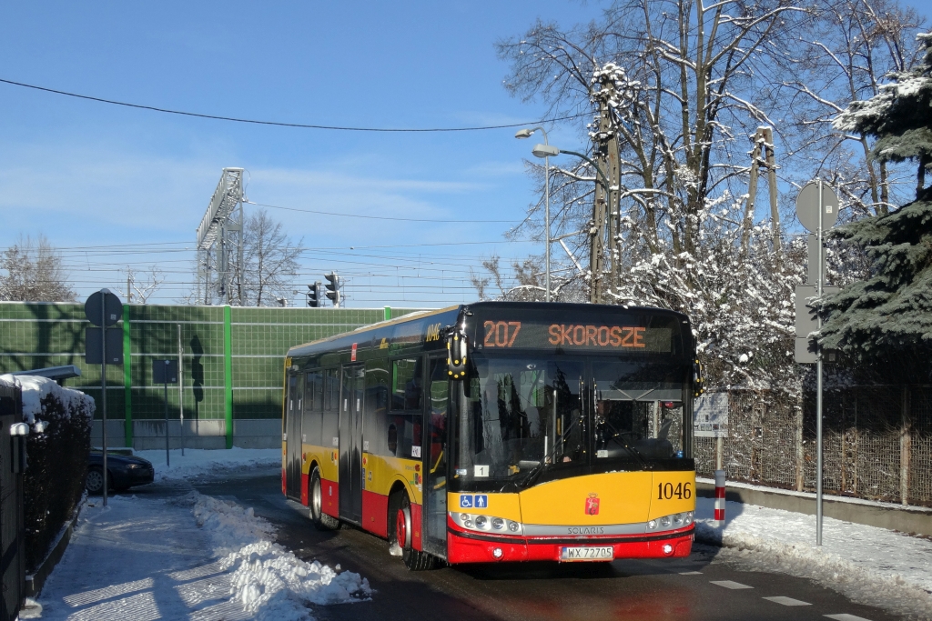 1046
"ZaLiberowa" "dziesiątka" pokonuje zgrabnie dość karkołomny odcinek przy stacji PKP Ursus. Tego dnia można było na tej linii spotkać także jego o dwa metry dłuższego kuzyna.
Słowa kluczowe: SU10 1046 207 Opieńskiego