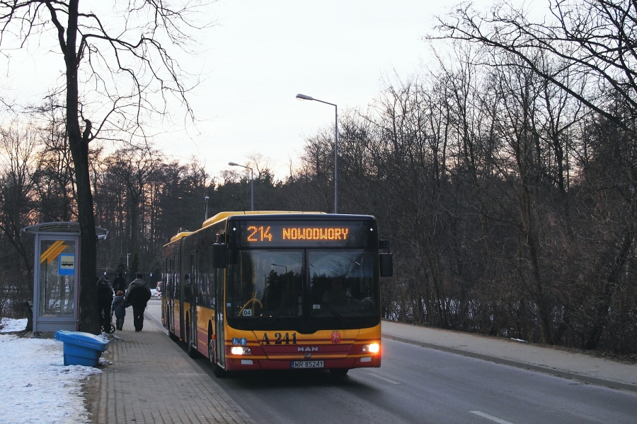 A241
Pewnie bym dzisiaj nie trafił na Tarchomin, gdyby nie wawkomowy cynk Sławka na temat bonusu na linii 214 (dzięki!) ;)
Słowa kluczowe: LionsCityG A241 214 Dzierzgońska