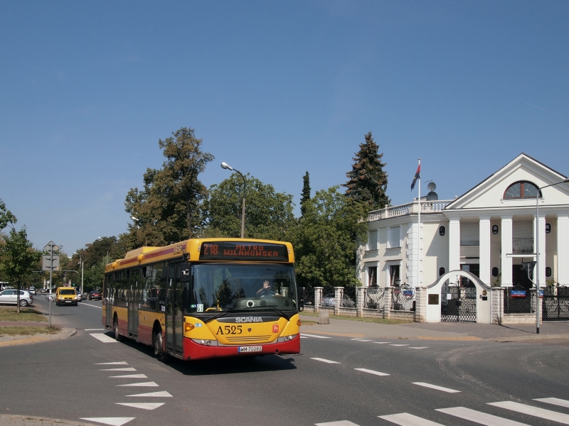 A525
Za kilka dni już nie zobaczymy na tym fragmencie ulicy Krasickiego tejże linii (w dni świąteczne żadnego autobusu już tam nie uświadczymy - chyba, że na jakimś objeździe), a sam numerek podwyższony zostanie o równą setkę...

Ten biały budynek (obcięty, wybaczcie) z prawej strony to ambasada Republiki Angoli.

Nie do końca jestem teraz w stanie stwierdzić, czy kierowca pozdrawia, czy zasłania na wszelki wypadek twarz - tak czy owak z mojej strony pozdrowienia i podziękowania ;)
Słowa kluczowe: CN270UB OmniCity A525 218 Krasickiego