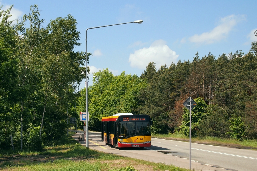 A121
Kraniec MOKRY ŁUG to w zasadzie trzy przystanki - dwa na samej pętli (jeden na łuku, drugi wzdłuż al. Sztandarów) oraz samotny przystanek na ul. Czwartaków.
Ciekaw jestem jakie zmiany nastąpią w tym rejonie z chwilą rozpoczęcia prac na budową dodatkowych torów kolejowych wraz z przystankiem.
Słowa kluczowe: SU12 A121 225 MokryŁug Czwartaków