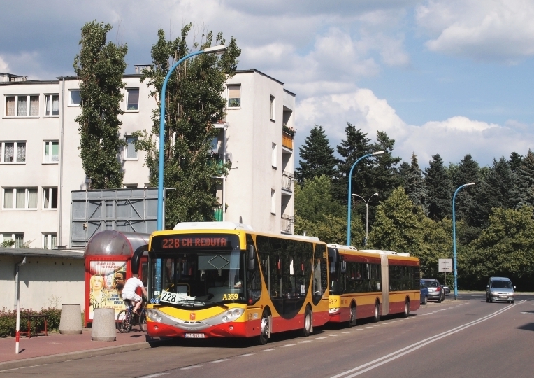 A359
To i ja się dorzucę do dzisiejszej 'omni-busowej' inwazji fotograficznej "Uśmiechniętej Mordki" vel CitySmile'a obsługującego dziś linię 228. Był już uwieczniony: od mordki, od mordki + bok z drzwiami oraz od tyłu + bok z drzwiami, zatem pozostaje dorzucić jeszcze ujęcie od mordki + bok drugi... 
W tle fragment powstałego w latach 60-tych osiedla Rakowiec, a jeszcze dalej nieco zieleni...
Słowa kluczowe: CitySmile10 A359 228 Pruszkowska