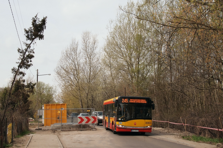 1003
Ostatnim razem, kiedy byłem w tej okolicy, na północnym odcinku ul. Chłopickiego nie było asfaltu tylko nawierzchnia mocno, hm, dowolna. Asfalt się w międzyczasie pojawił, tajemnicze przeszkody utrudniające swobodny przejazd pozostały (możliwe, że zmieniły tylko lokalizację, ale głowy nie dam). 

Swoją drogą korek na Marsa był na tyle dotkliwy, że z kolegą 4ND spokojnym krokiem podążyliśmy w kierunku stacji PKP Olszynka Grochowska, podziwialiśmy manewrowanie składów Kolei Mazowieckich, zaliczyliśmy sklep spożywczy, pokręciliśmy się chwilę na kładce nad torami i... dopiero wtedy dotarł ten oto uwieczniony autobus do pętli na Olszynce.
Słowa kluczowe: SU10 1003 245 Chłopickiego