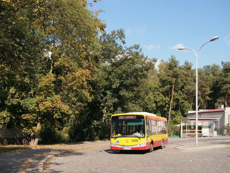 A188
Dużo zieleni, nieco chropowatej nawierzchni, skrawek nieba, wiata, latarnia i jakieś małe żółto-czerwone coś wjeżdżające w kadr... :)
Słowa kluczowe: M083C Libero A188 305 Międzylesie