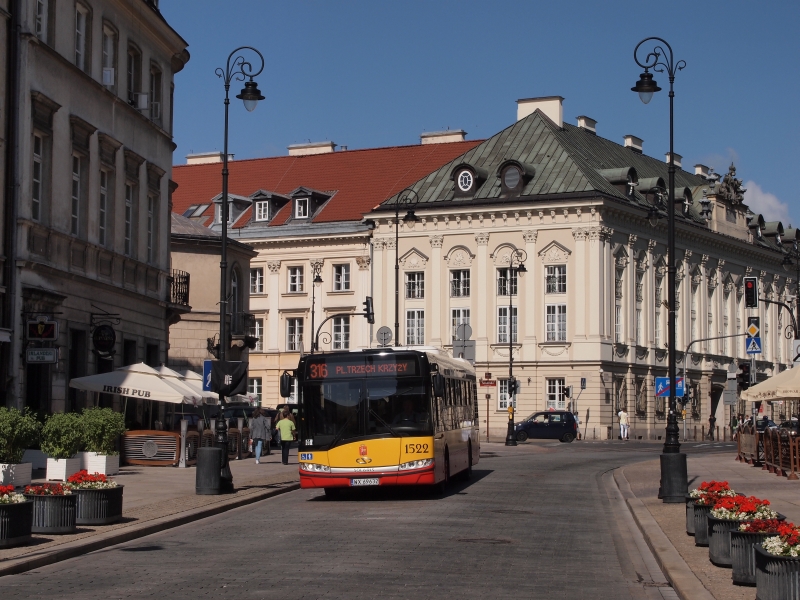 1522
Mając na uwadze fakt, iż ZTM po wakacjach ma zwyczaj zaskakiwać - uznałem, że lepiej na wszelki wypadek zapolować na autobusy obsługujące linię 316, bo a nuż, widelec, linia po wakacjach zasili armię linii zlikwidowanych i permanentnie zawieszonych. 
Zatem krótki autobus krótko kursującej linii na centralnym odcinku swej krótkiej trasy...
Słowa kluczowe: SU12 1522 316 Miodowa