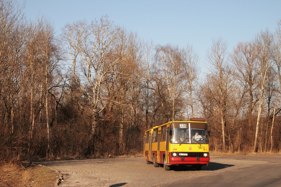 5633
Wskutek różnych okoliczności trafiłem dziś na Utratę - a cóż tam można fotografować (poza "tak pięknymi okolicznościami przyrody" przyprawionymi szczyptą kolejowo-postprzemysłowej cywilizacji)? 
No Ikarusy można fotografować, skoro już długie się objawiły na 338.
A z klimatów nieodmiennie fotogeniczną jest dawna pętla (a obecnie zawrotka tylko) "Utrata".
Słowa kluczowe: IK280 5633 338 Utrata