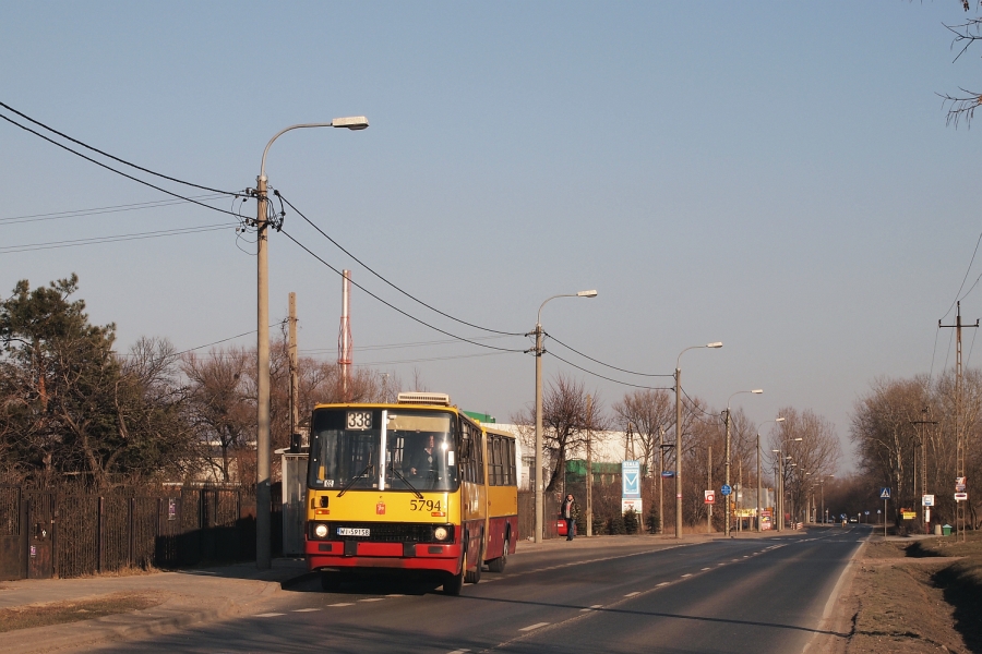 5794
Swojego czasu albo na Gwarków albo na Zabranieckiej stała sobie mocno historyczna wiata autobusowa tak na oko pamiętająca zapewne czasy pierwszych autobusów w tamtych okolicach ;). Dzisiaj jej nie zauważyłem, więc albo źle patrzyłem, albo została wspomnieniem.
Słowa kluczowe: IK280 5794 338 Gwarków