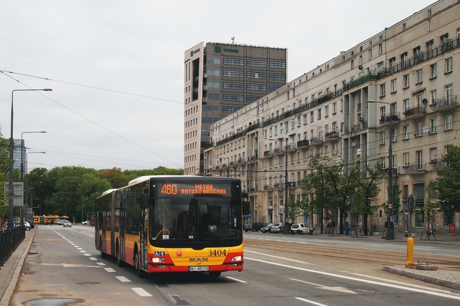 3404
Prawie wszystkie autobusy o trasach wydłużonych od Metra Ratusz do centrum jechały pustawe. Brak wyraźnej informacji (tabliczka? kartka za szybą?) powodował, że pasażerowie gremialnie przesiadali się na placu Bankowym do "siedemdziesiątek" i "zetki".
Słowa kluczowe: LionsCityG 3404 460 Marszałkowska