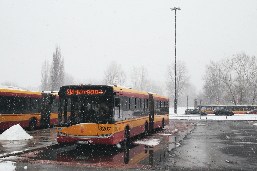 8207
W ostatni tak śnieżny poranek pojechałem do pracy nieco okrężną drogą. Szkoda było przy tak fotogenicznej (na swój sposób) pogodzie nie zrobić przynajmniej kilku zdjęć. Celem stała się rzecz zaległa - poranne poskracane wtyczki 514 stosujące niecodzienne oznaczenie kursów de facto technicznych.
Wybaczcie te wszędobylskie wredne białe płatki ;)
Słowa kluczowe: SU18 8207 514 Torwar