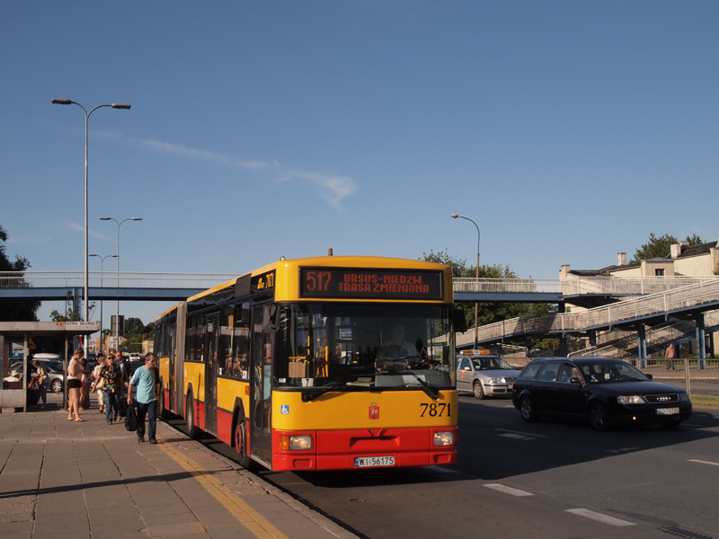 7871
Czekając na "Gdańszczaka" obsługującego tego dnia linię Z90, doczekałem się tego oto Jelcza na linii 517. Tak coś mi się nie zgadzało (jakoś mi ten Jelcz nie pasował do tego numeru linii), więc szybkie wyjęcie aparatu, włączenie i... jest. Ludzie też są na zdjęciu, a szczególnie jeden (niestety?), ale taka już cecha popularnych przystanków ;)
Słowa kluczowe: M181M 7871 517 Radzymińska