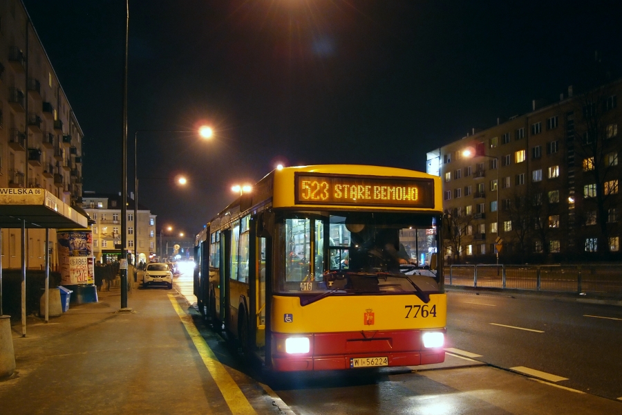 7764
Takie banalne w sumie zdjęcie (na dodatek z lokalizacji, którą w wersji nocnej już jakiś czas temu serwowałem). Na swoją obronę dodam tylko, że żadnego ujęcia tego konkretnego wozu na Omni-Busie nie znalazłem.
Słowa kluczowe: M181M 7764 523 Kopińska